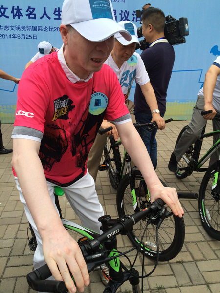“生态文明倡议活动”在京举行 冯小刚参与骑行