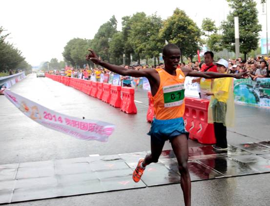 贵阳国际马拉松赛：凉爽气候助非洲选手轻松夺冠