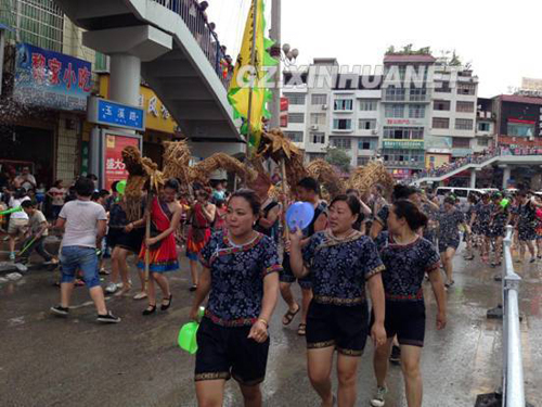 贵州德江举办“水龙节” 市民争泼吉祥水