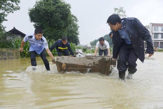 贵州黔南:警察“水战”掠影