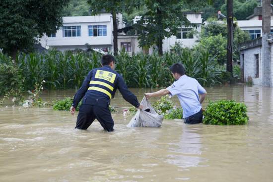 贵州黔南:警察“水战”掠影