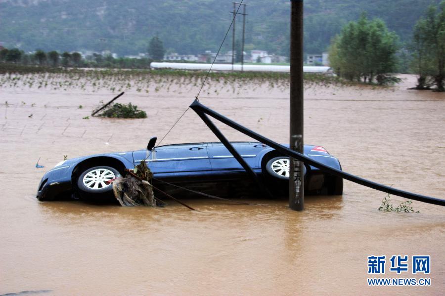 贵州多地遭受暴雨洪涝灾害 车辆房屋被淹没