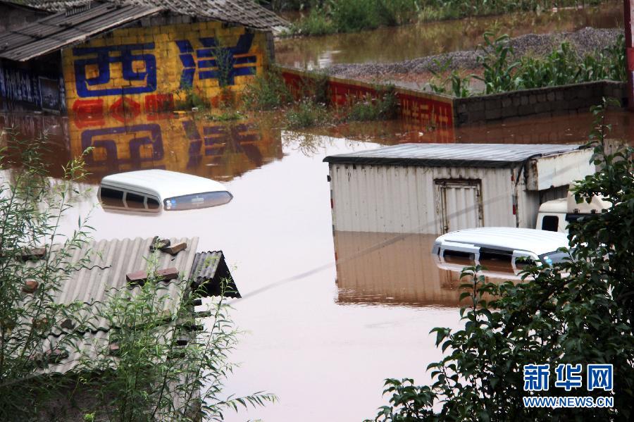 贵州多地遭受暴雨洪涝灾害 车辆房屋被淹没