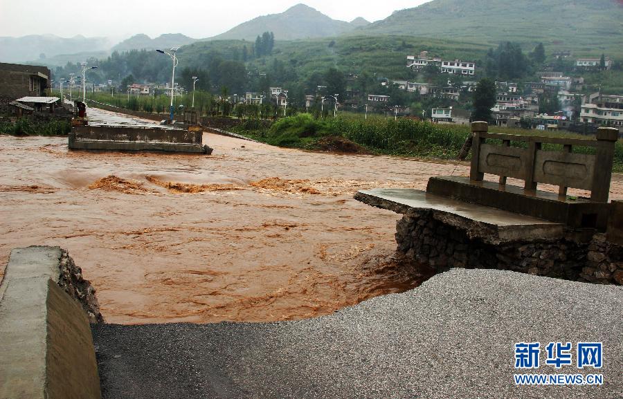 贵州多地遭受暴雨洪涝灾害 车辆房屋被淹没