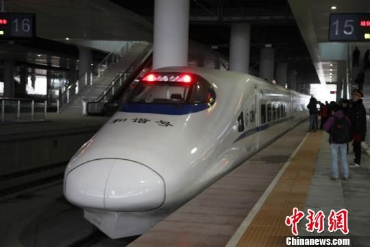 在中国首条喀斯特高铁上体验快与稳