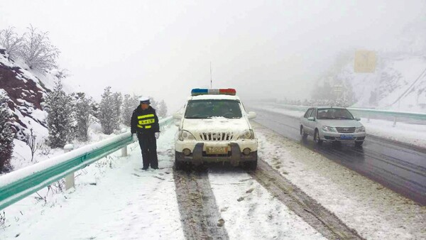 毕威高速：昨天积雪两到三厘米 交通未受太大影响