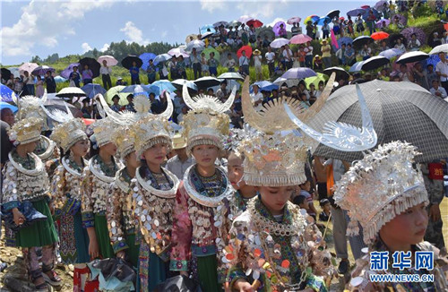 Miao people catch fish to enjoy summer <EM>Naoyu</EM> Festival