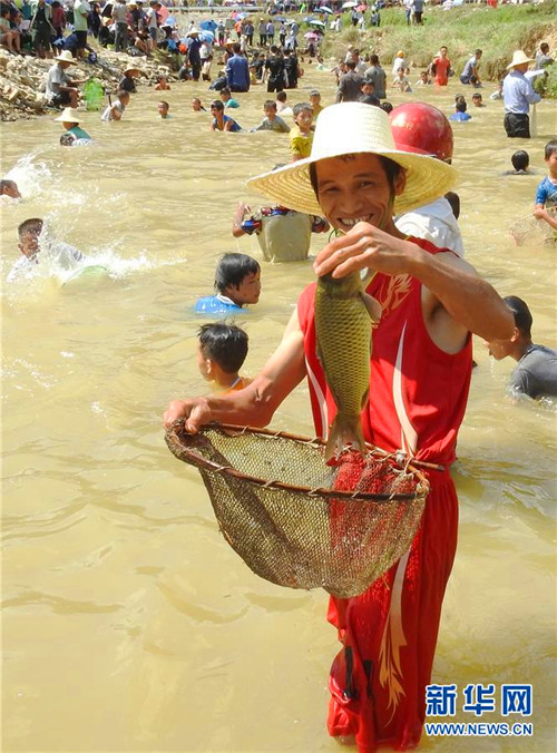 Miao people catch fish to enjoy summer <EM>Naoyu</EM> Festival