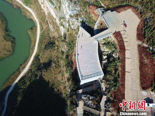 贵州百米崖壁上建成中国首个“悬浮美术馆”