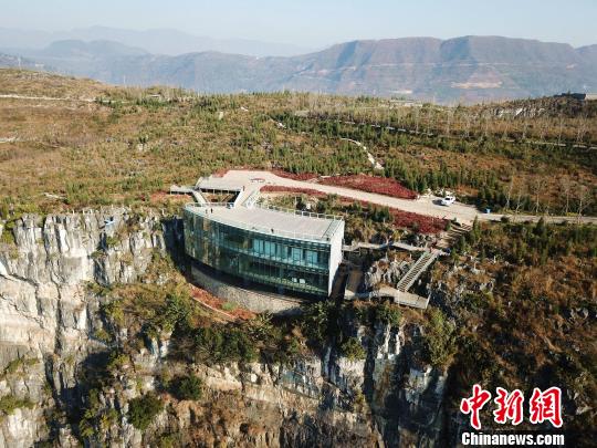 贵州百米崖壁上建成中国首个“悬浮美术馆”
