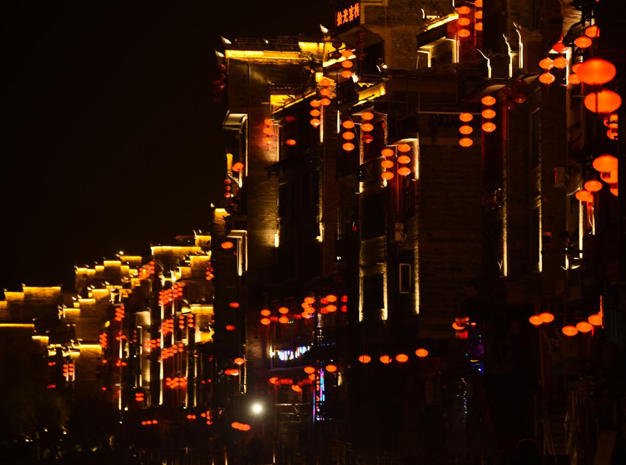 Red lanterns welcome Spring Festival