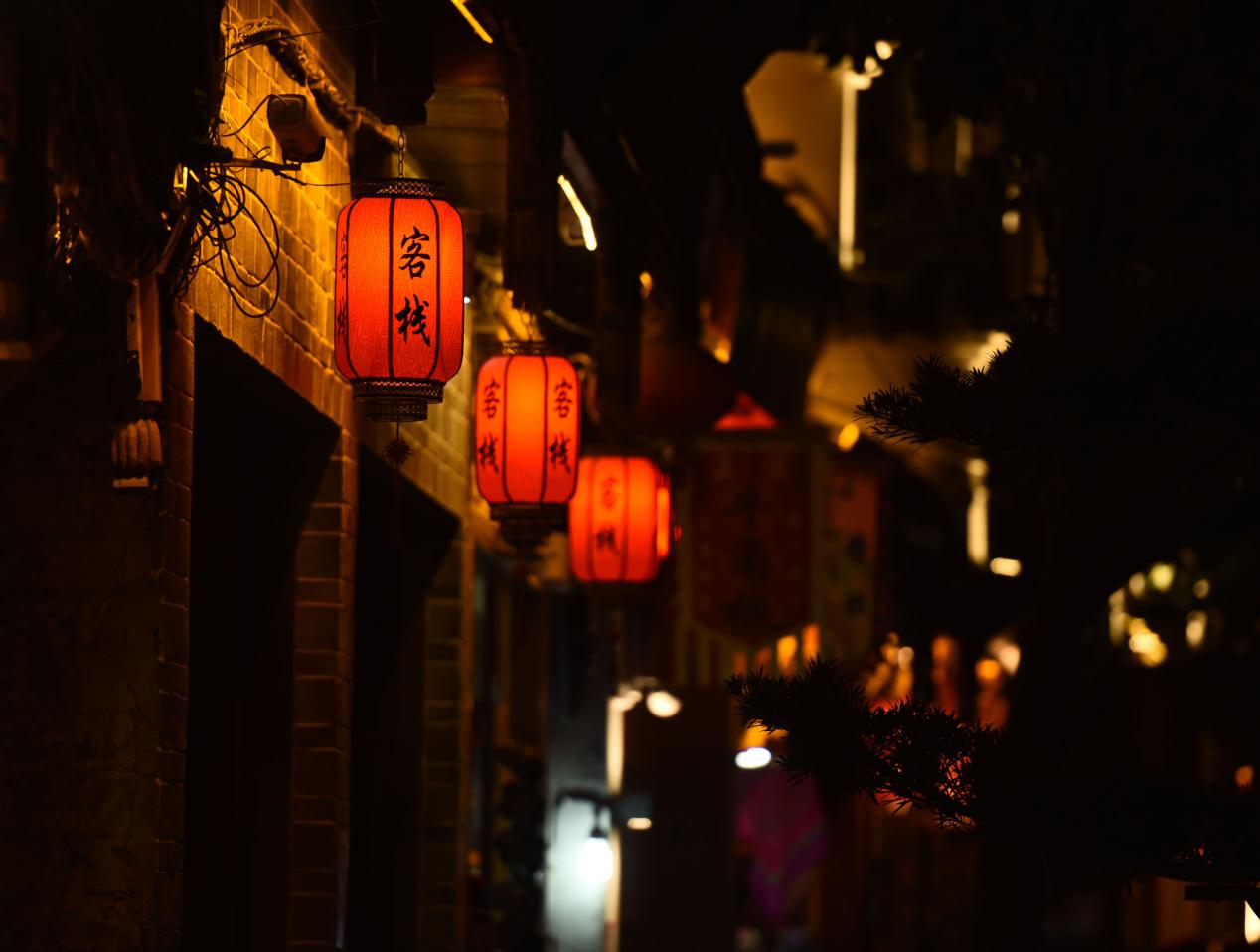 Red lanterns welcome Spring Festival