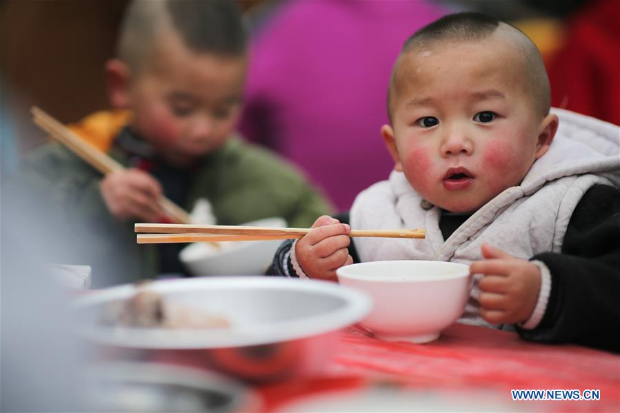 Residents of poverty-alleviation settlement enjoy meal to greet upcoming Spring Festival in China's Guizhou