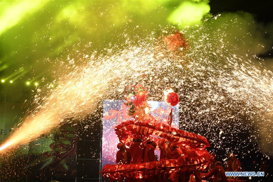 Fireworks dragon dance competition held to greet Lantern Festival in China's Guizhou